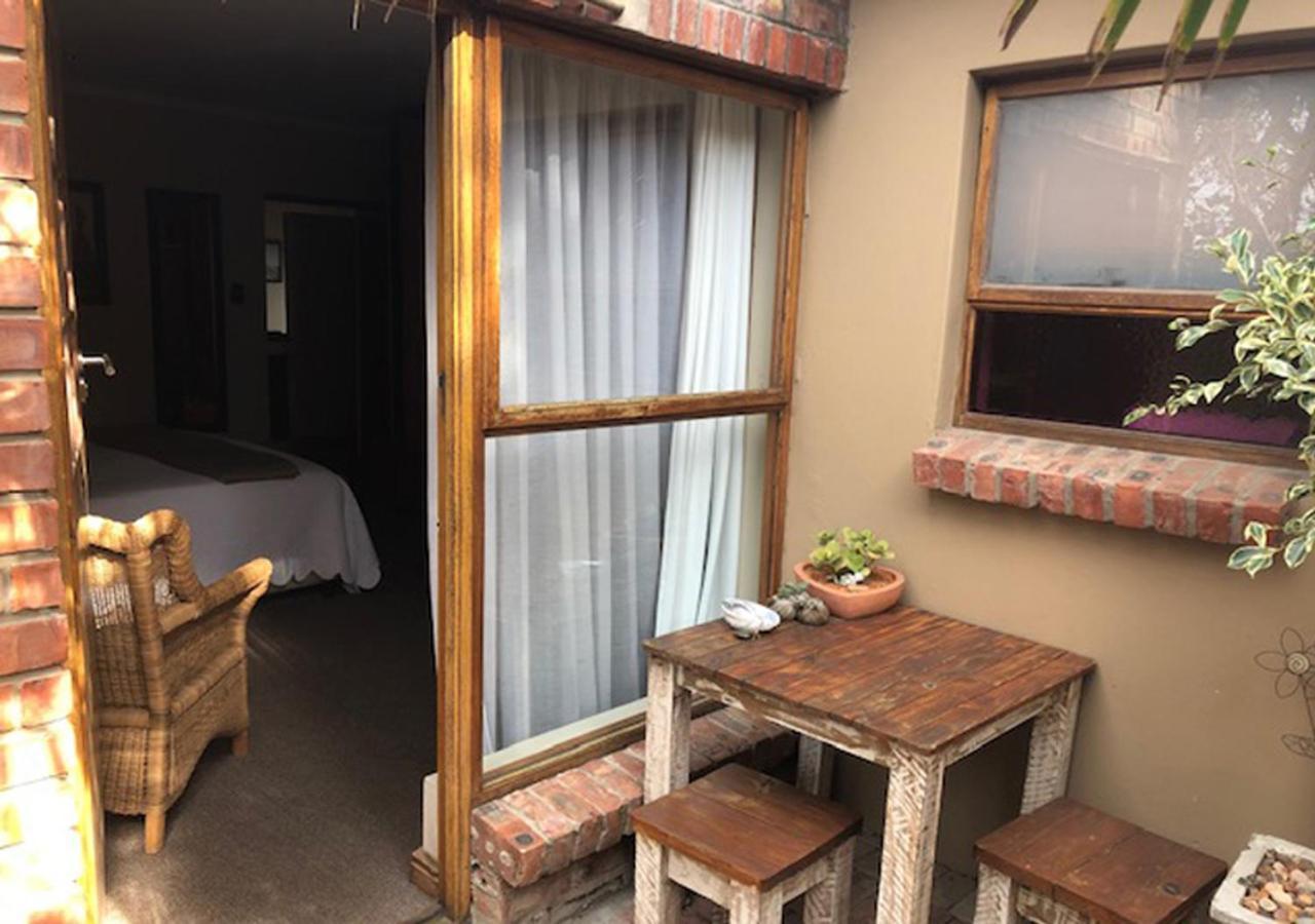 A La Martha'S Air-Port Guest House Порт-Элизабет Экстерьер фото